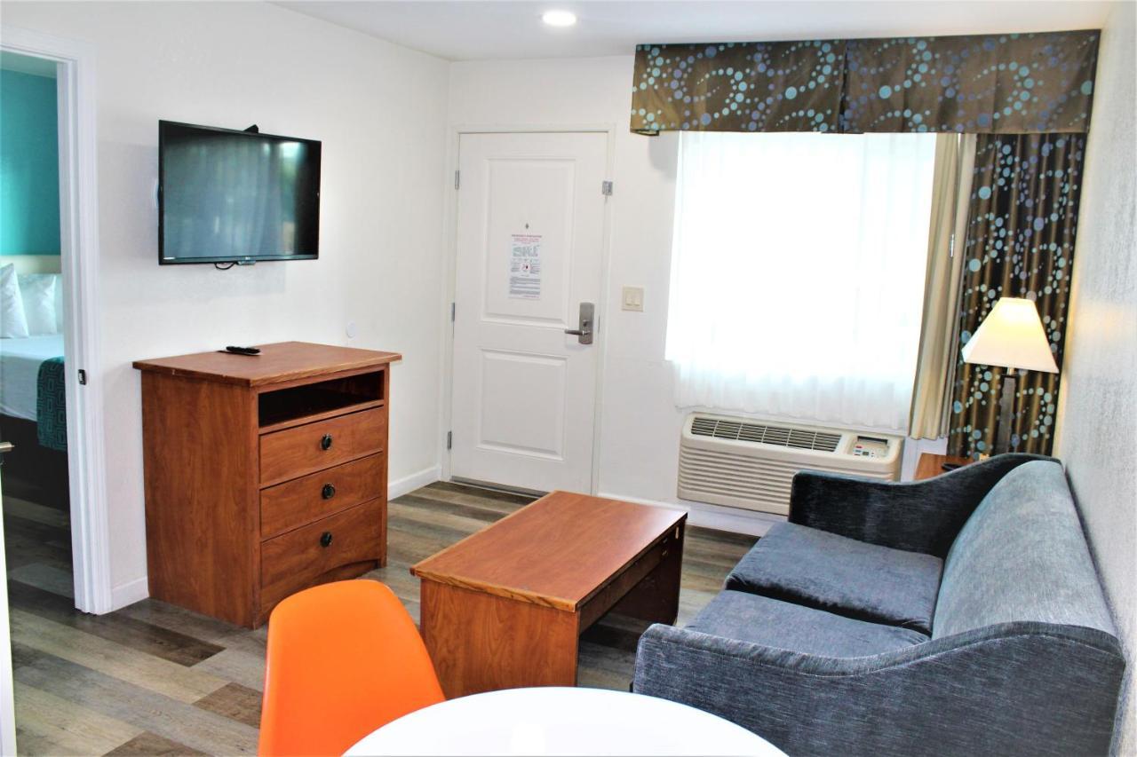 Howard Johnson By Wyndham San Diego Bayfront