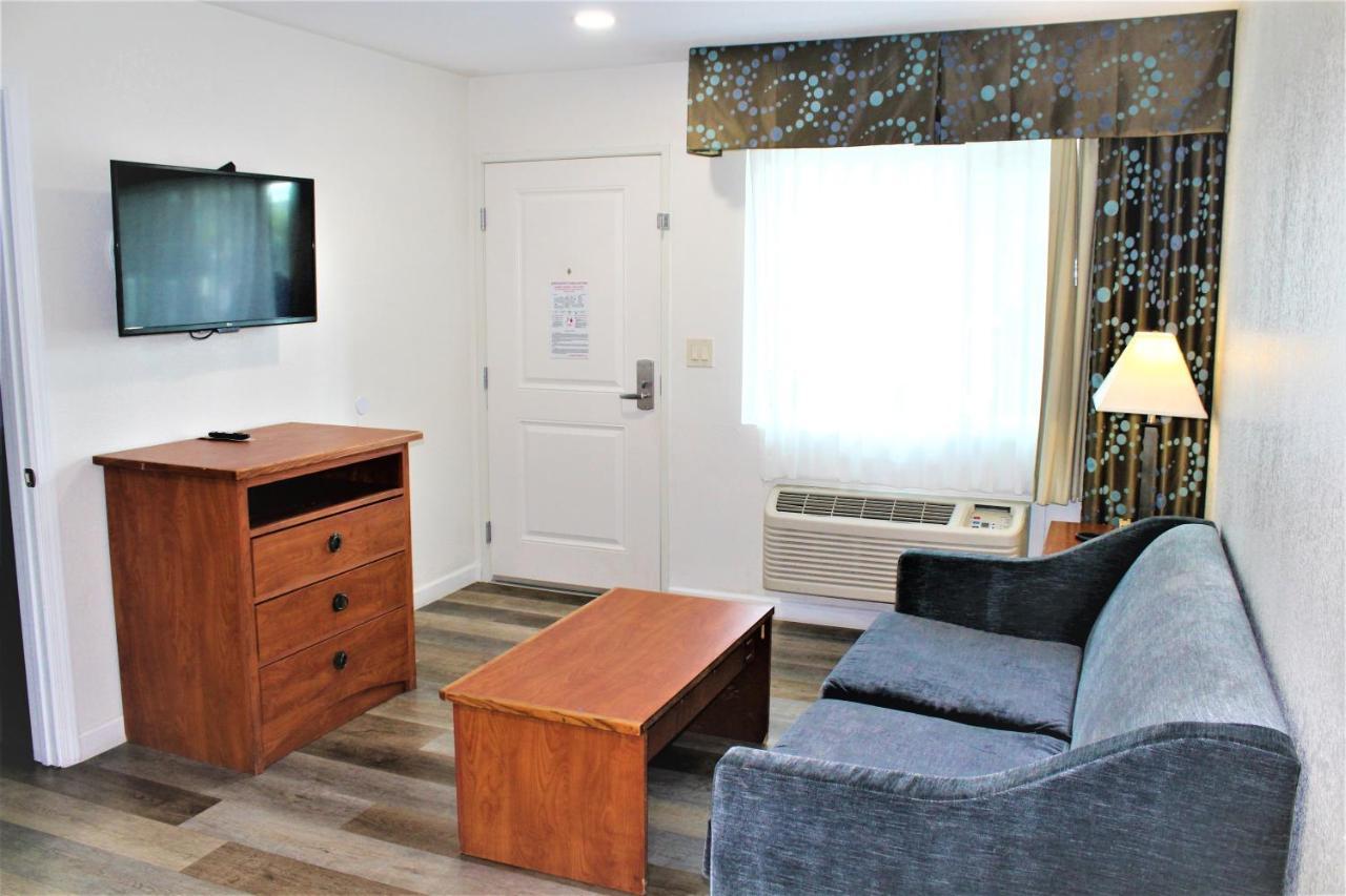 Hotel Howard Johnson By Wyndham San Diego Bayfront 2*