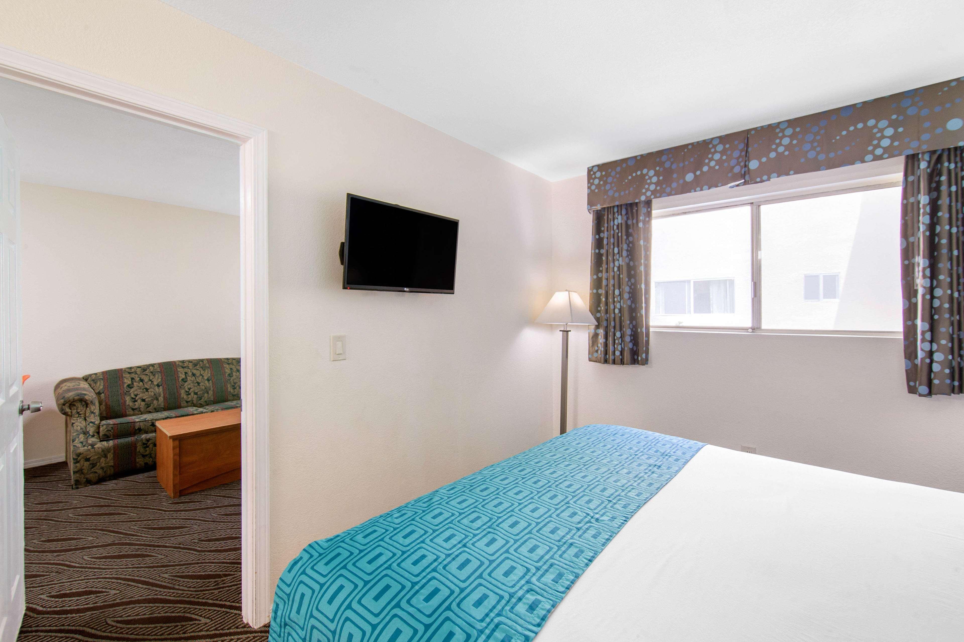 Howard Johnson By Wyndham San Diego Bayfront 2*