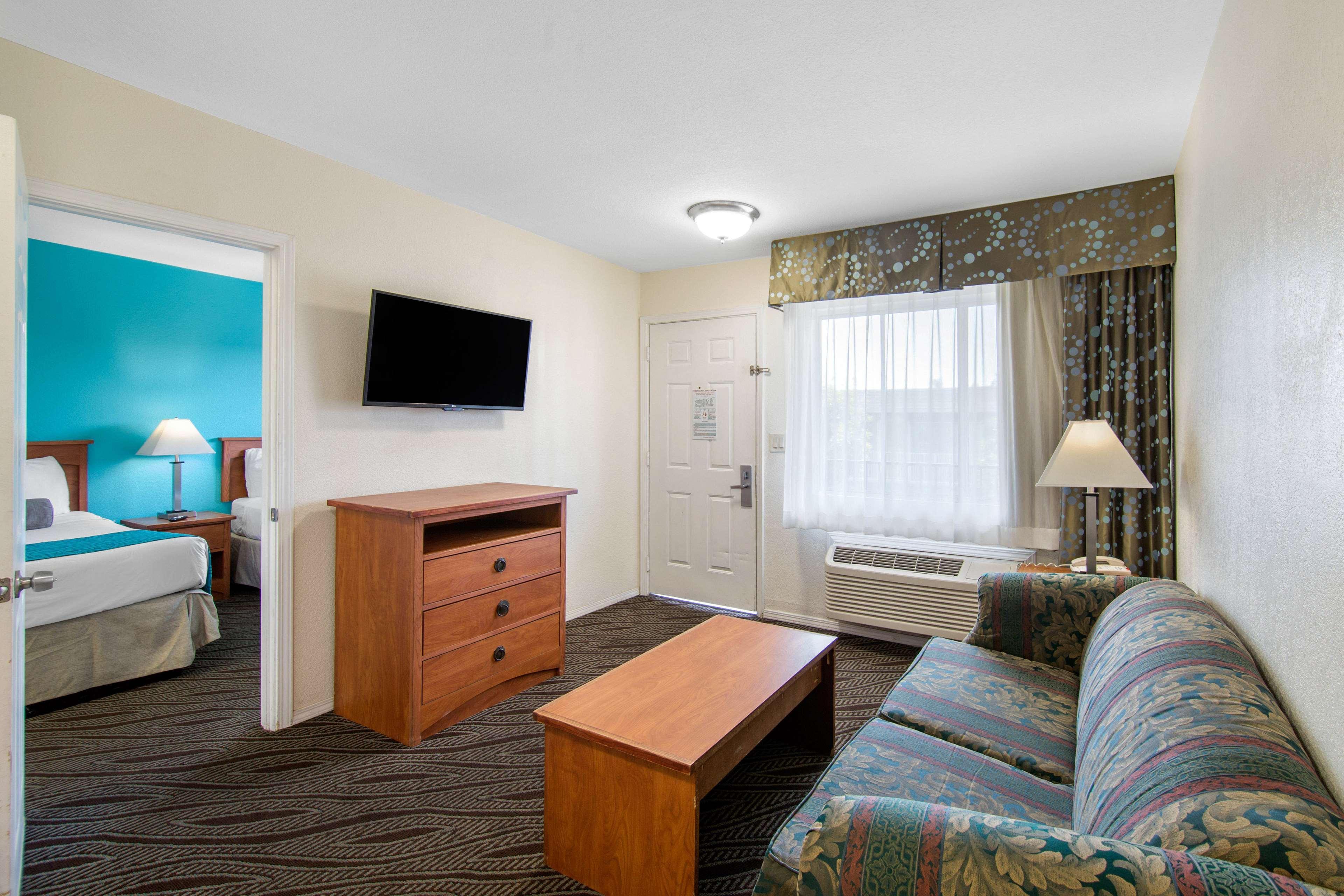 Howard Johnson By Wyndham San Diego Bayfront Hotel 2*