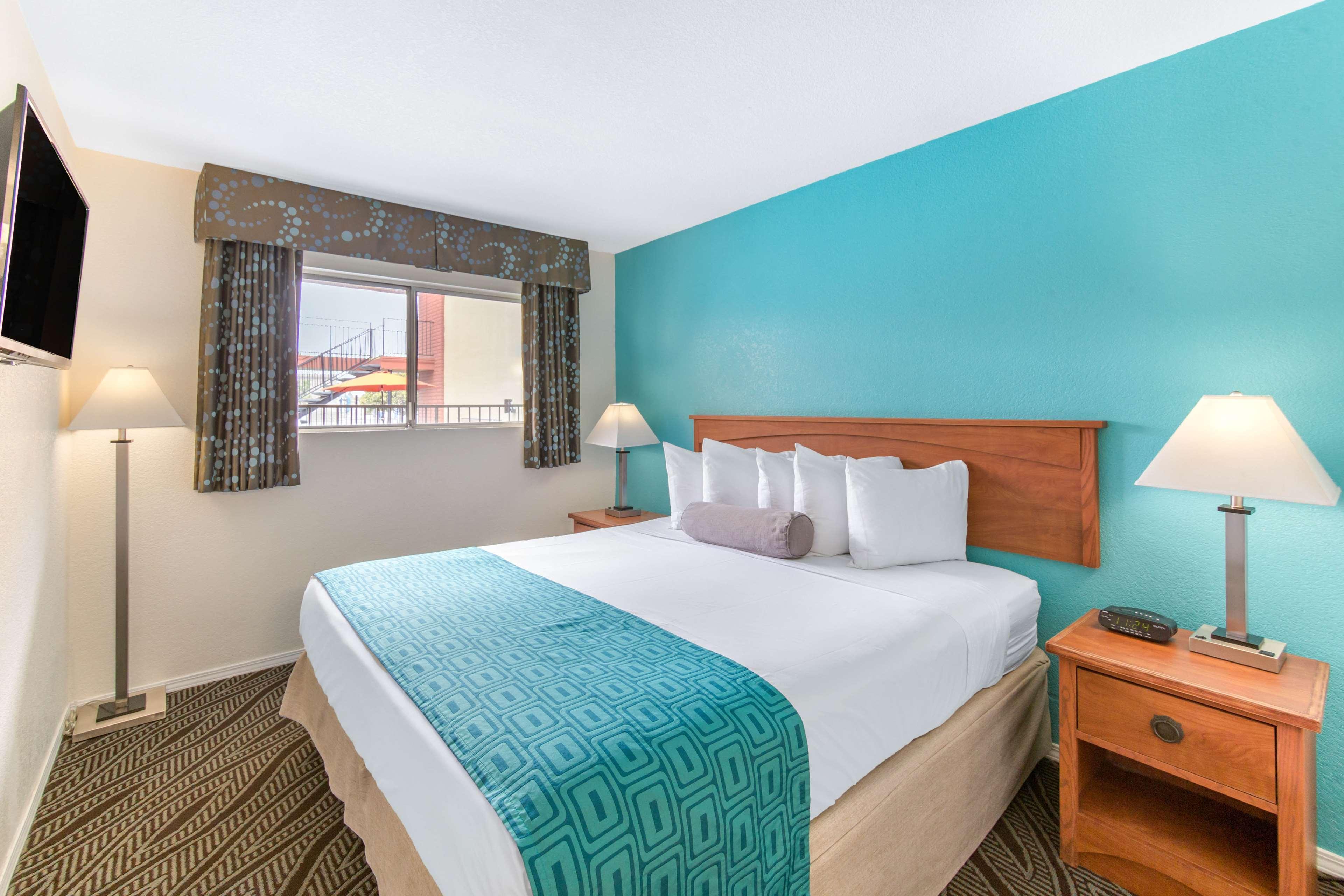 Howard Johnson By Wyndham San Diego Bayfront Hotel 2*