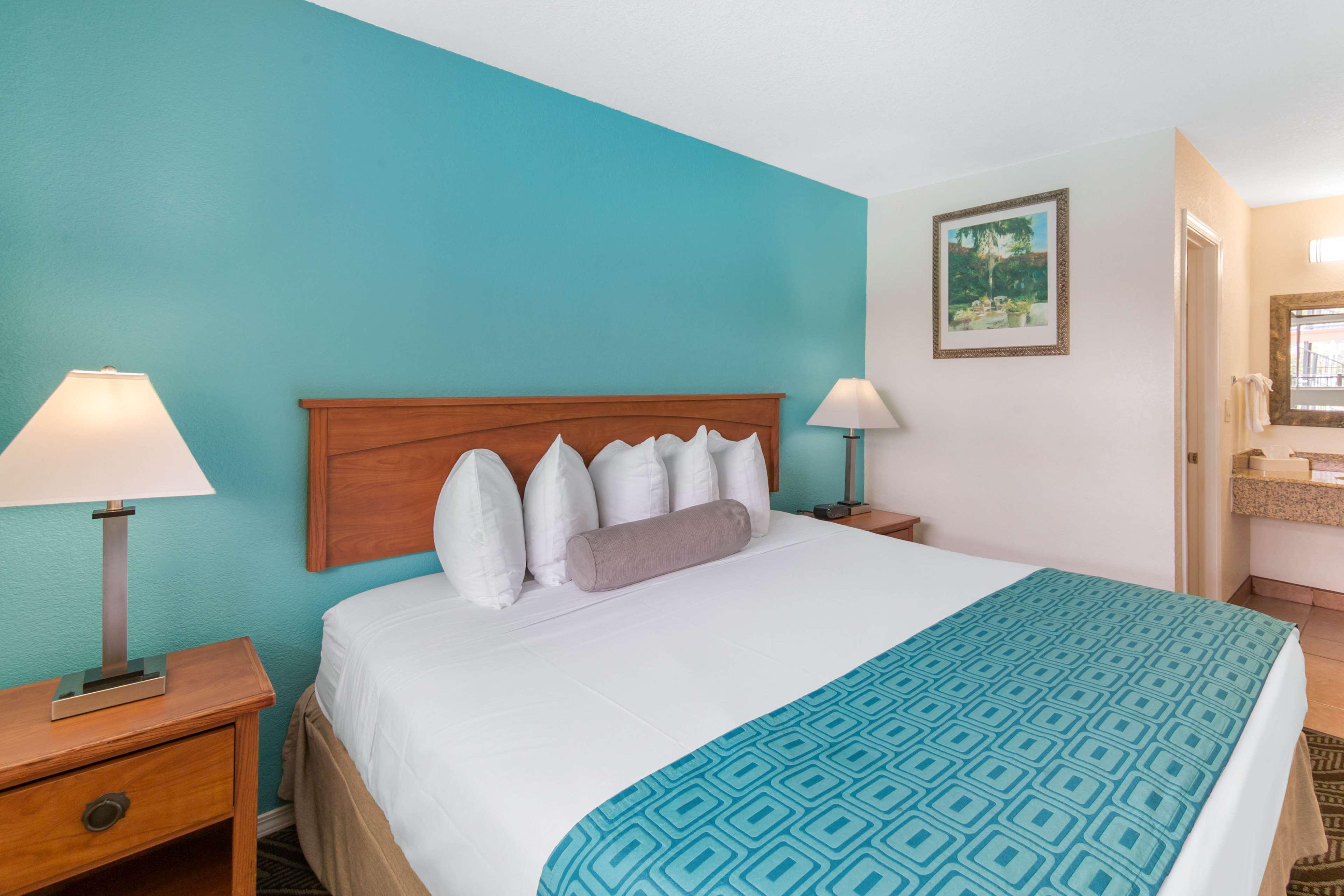 Howard Johnson By Wyndham San Diego Bayfront Hotel