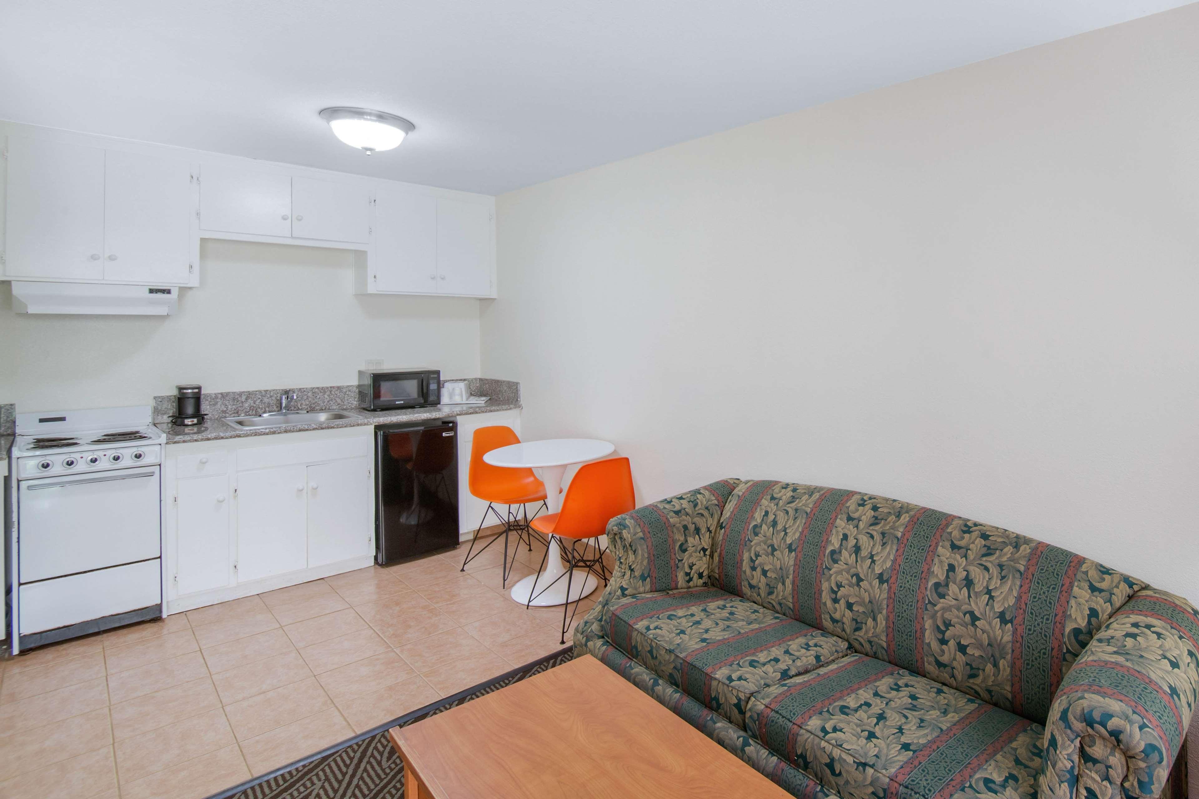 Howard Johnson By Wyndham San Diego Bayfront 2*