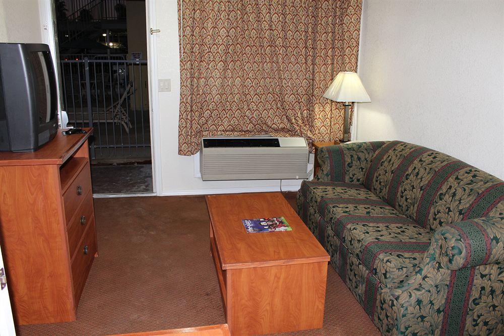 Howard Johnson By Wyndham San Diego Bayfront Hotel