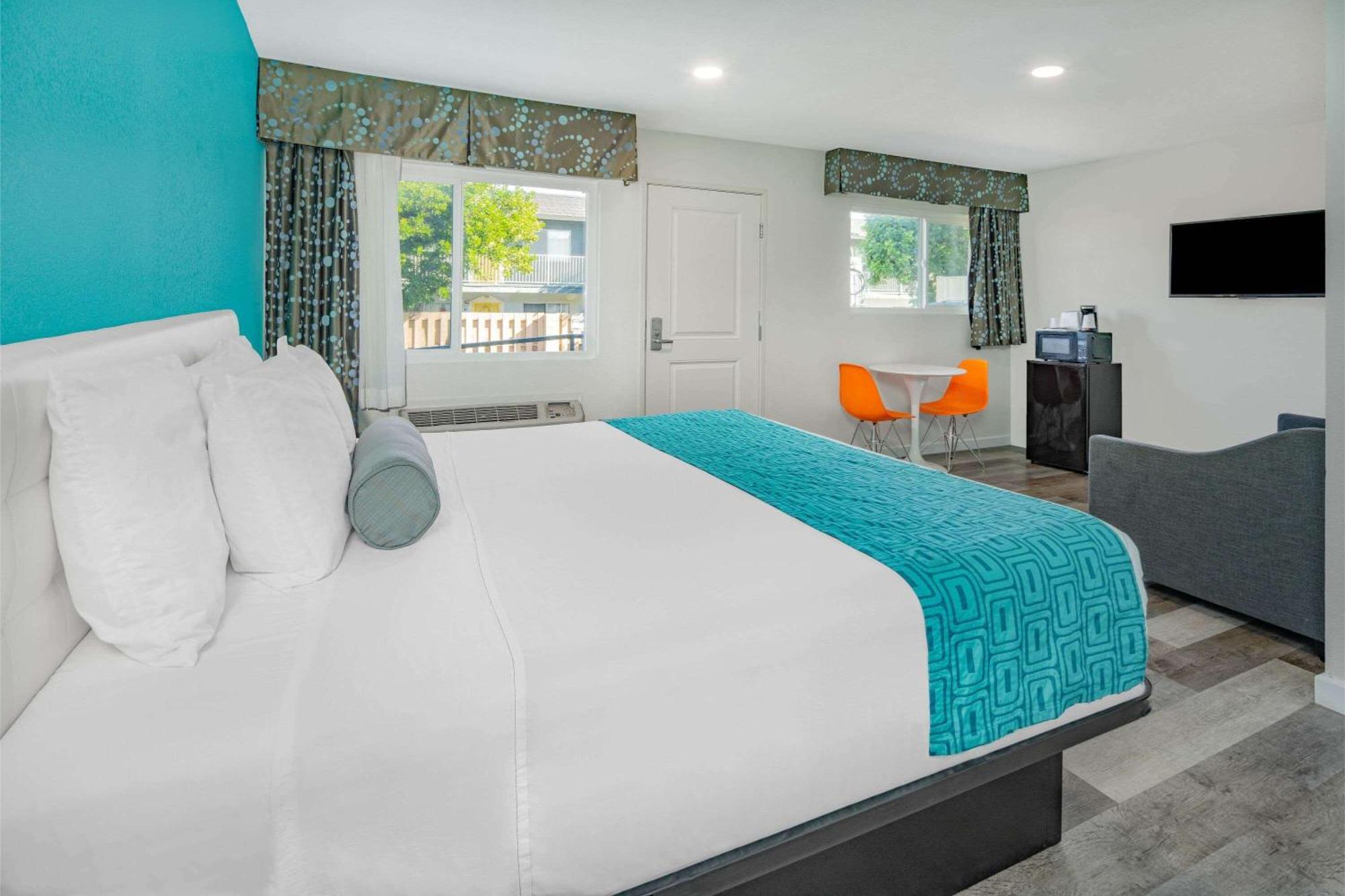 Howard Johnson By Wyndham San Diego Bayfront Hotel