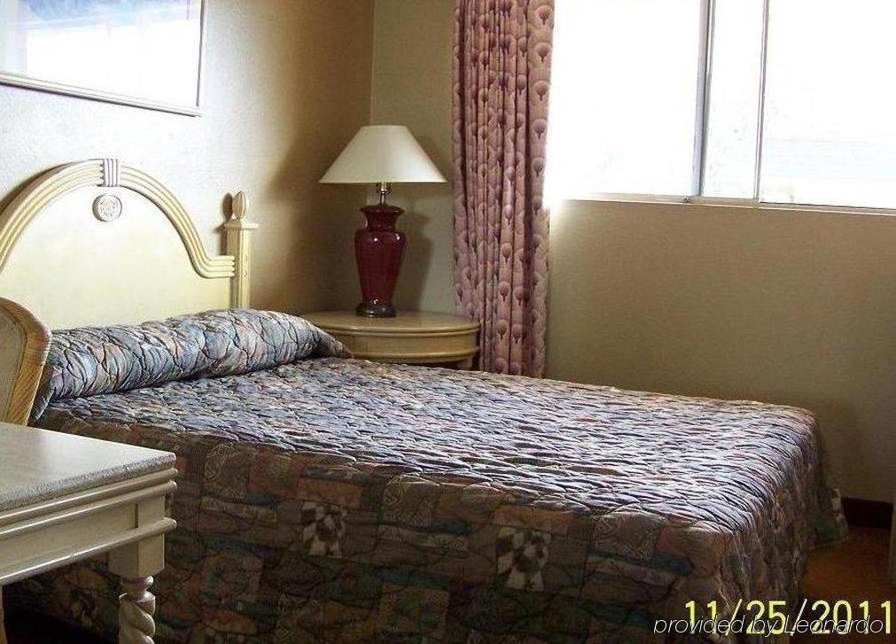 Howard Johnson By Wyndham San Diego Bayfront Chula Vista
