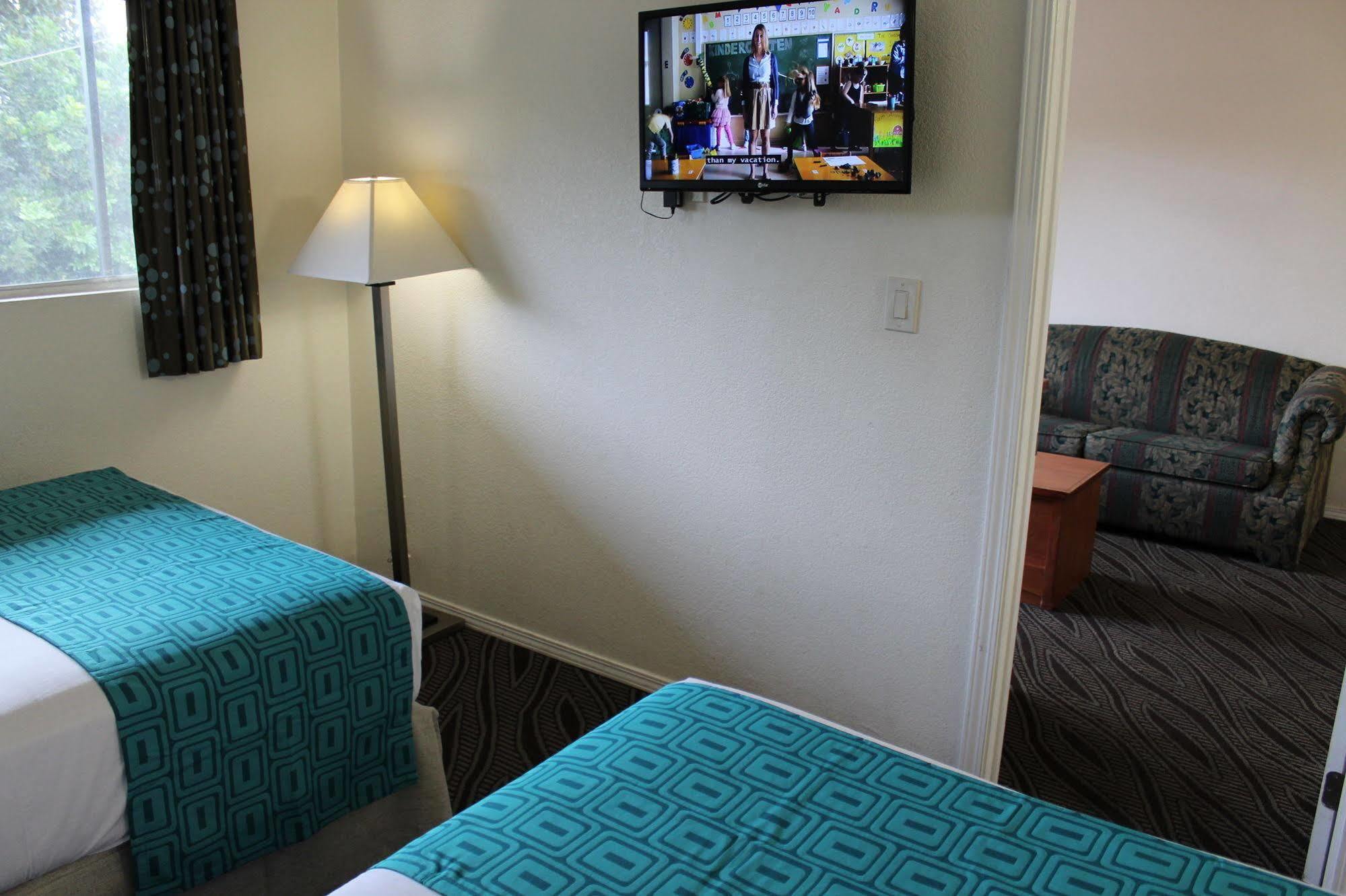 Howard Johnson By Wyndham San Diego Bayfront