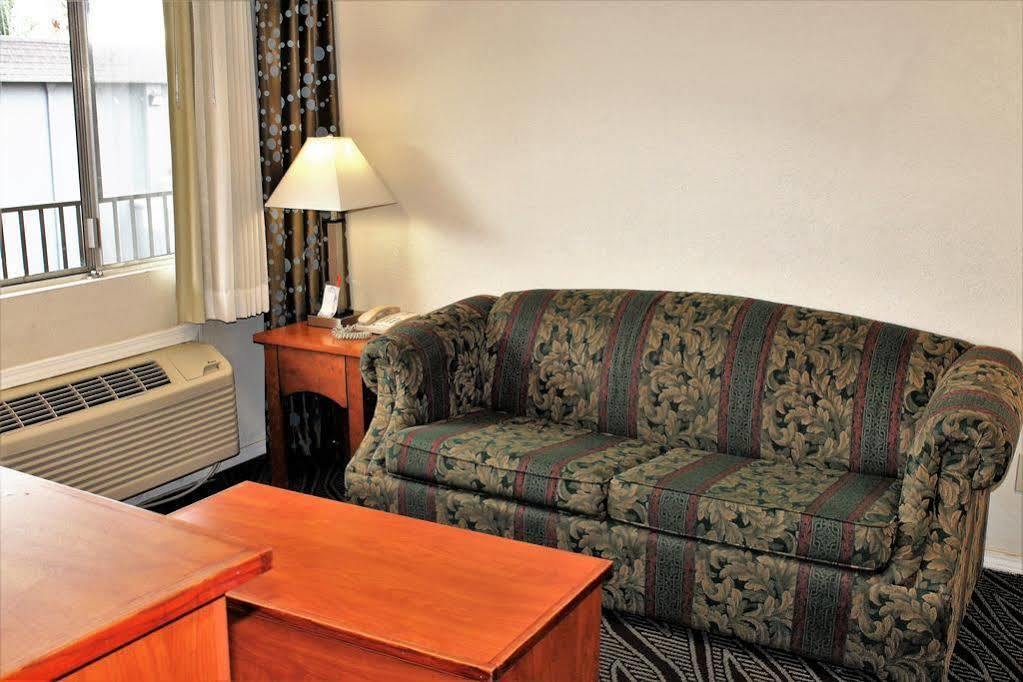 Howard Johnson By Wyndham San Diego Bayfront Hotel 2*