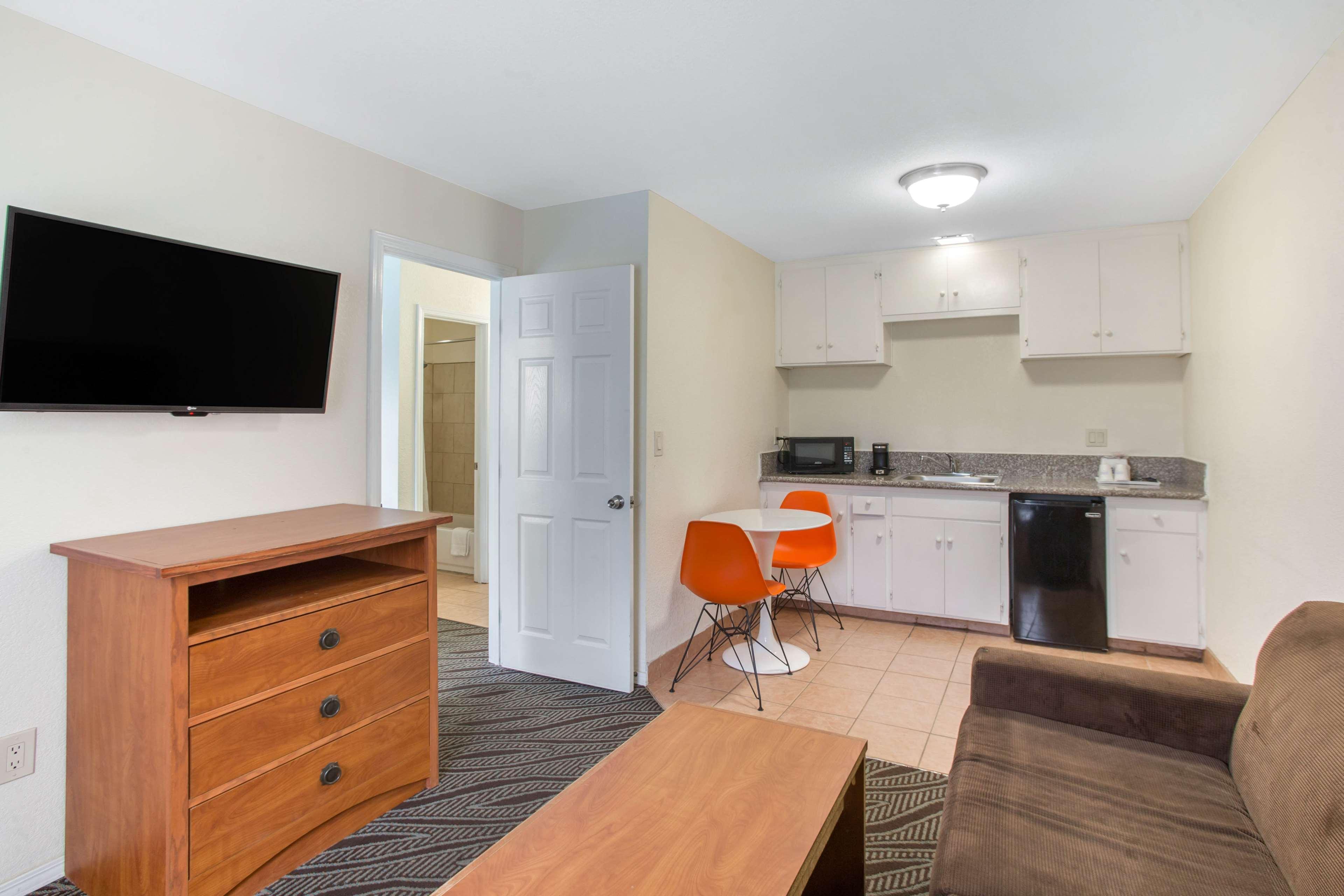 Hotel Howard Johnson By Wyndham San Diego Bayfront Chula Vista