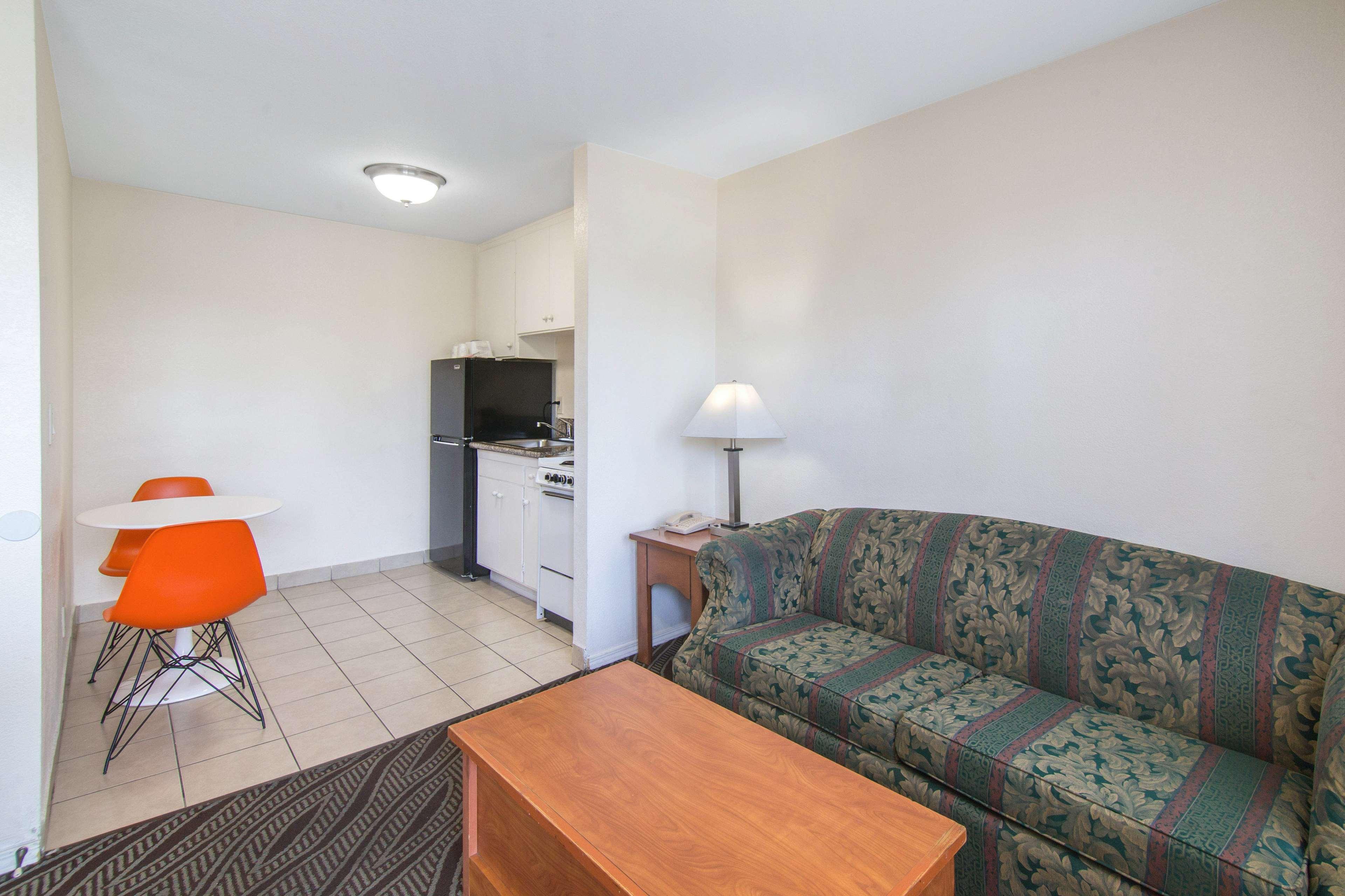Howard Johnson By Wyndham San Diego Bayfront Hotel