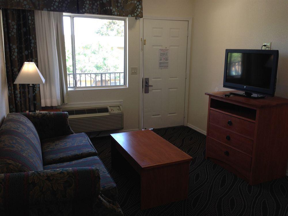 Howard Johnson By Wyndham San Diego Bayfront 2*