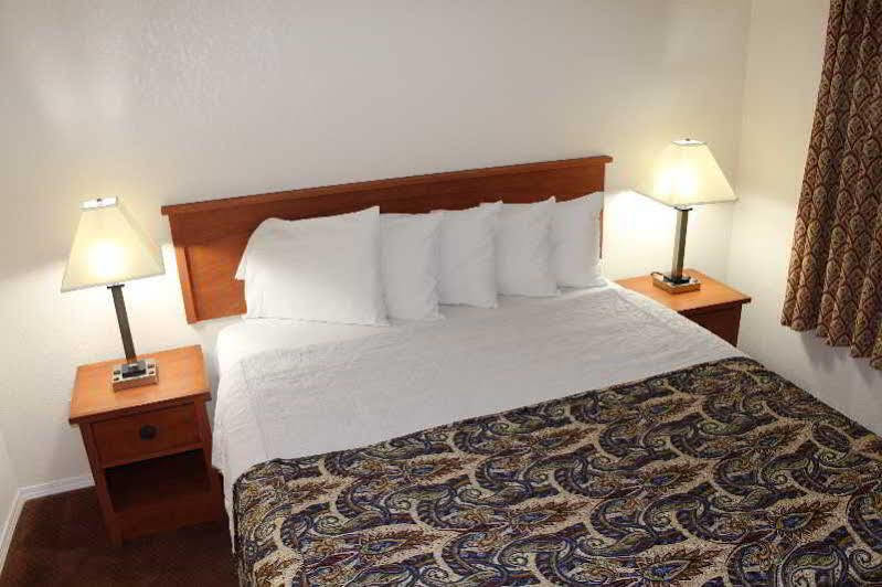 Hotel Howard Johnson By Wyndham San Diego Bayfront 2*